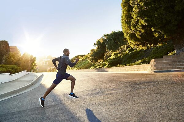 Garmin - Forerunner 245- Montre Connectée GPS & Course à Pied - Entrainements Adaptatifs Gratuits Coach - Analyse Performance - Autonomie Longue Durée - Small - Noir