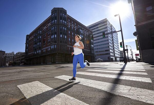 Garmin – Forerunner 55 - Montre GPS Multi-activités Running avec Fonctions d’Entrainement Coach et Cardio au Poignet – Vert d’Eau