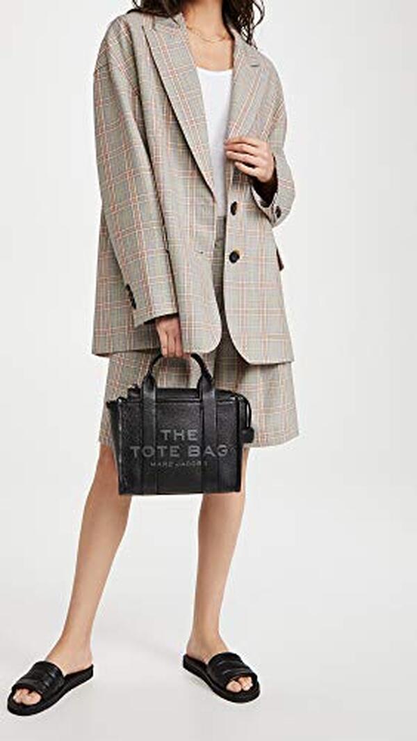 Découvrez dans cet article tout ce qu'il faut savoir sur le sac Marc Jacobs H009l01sp21 : son élégance, sa praticité et les raisons pour lesquelles il séduit autant.