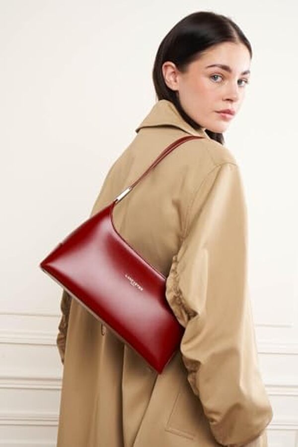 Découvrez notre avis détaillé sur le sac à main Lancaster Suave Ace en cuir carmin : style sophistiqué et élégance assurée.