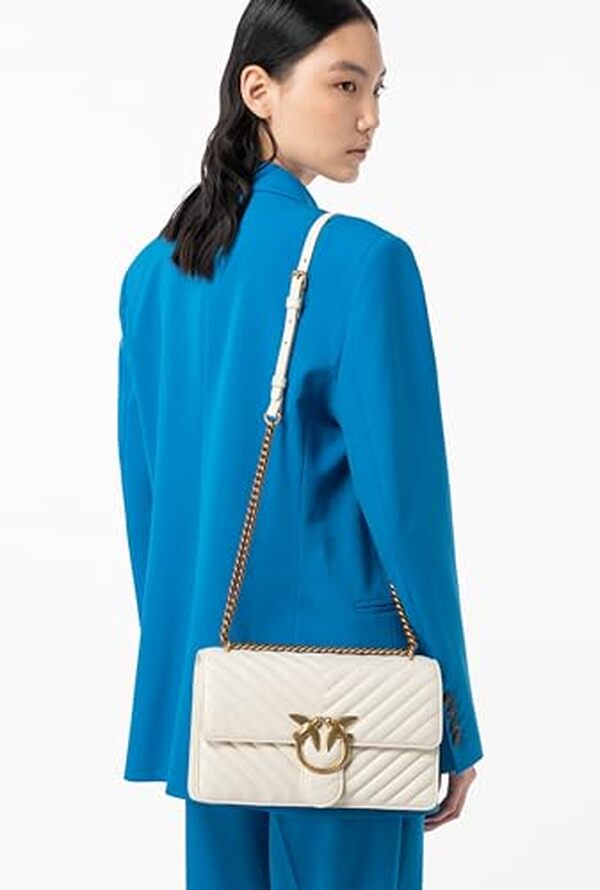 Découvrez notre avis complet sur le sac Pinko Love One Classic DC en peau de mouton : un accessoire chic et intemporel qui s'adapte à toutes les occasions.