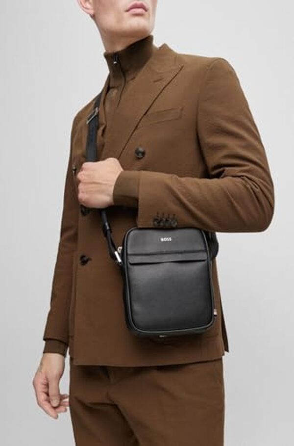 Découvrez notre analyse complète du sac reporter BOSS Zair NS, alliant design sophistiqué et praticité pour un style impeccable en toute occasion.