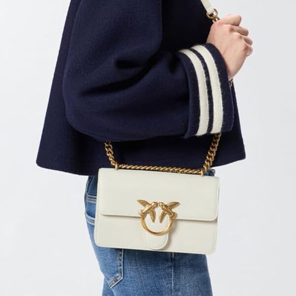 Découvrez notre avis complet sur le sac pinko Love One Mini DC Vitello et pourquoi il est un incontournable de la mode féminine cette saison. Styles et avis d'experts à l'appui.