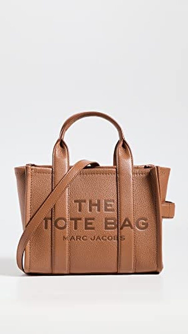Découvre notre avis détaillé sur le sac Marc Jacobs The Small Tote en huile d'argan : design, praticité et style. Idéal pour toutes les occasions.