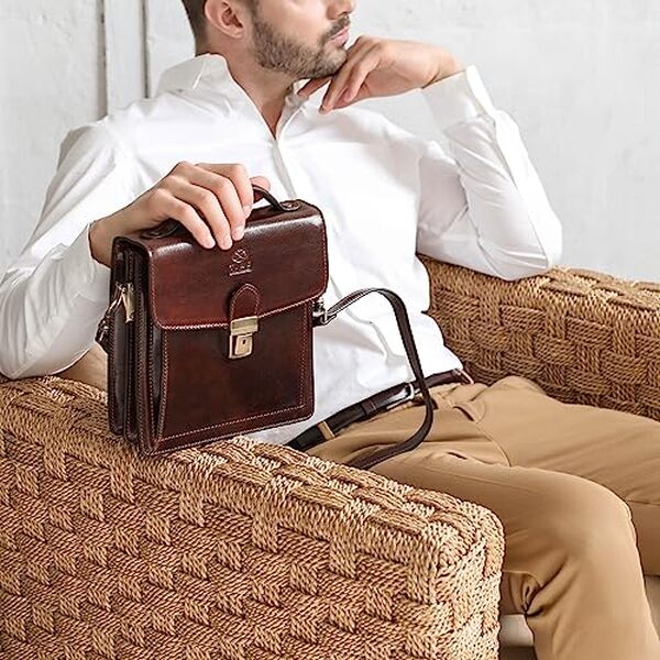 Découvrez notre analyse complète de la petite mallette en cuir Time Resistance : qualité, design, prix et avis des utilisateurs.