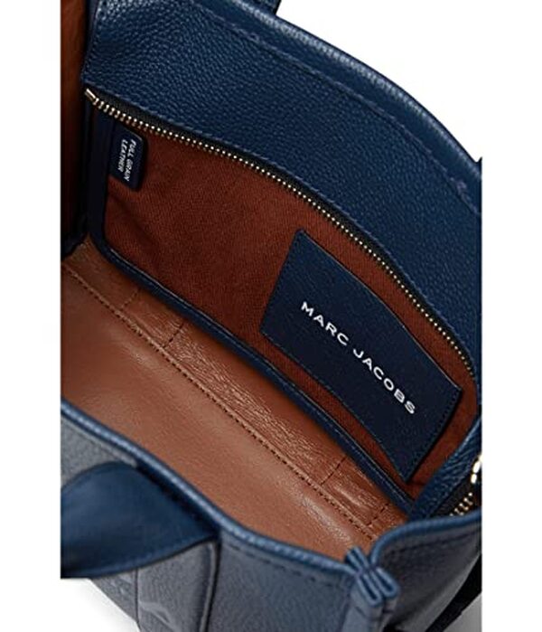 Découvrez notre analyse complète du style et de la fonctionnalité du cabas mini bleu signé marc Jacobs : un accessoire tendance pour toutes vos sorties sophistiquées.