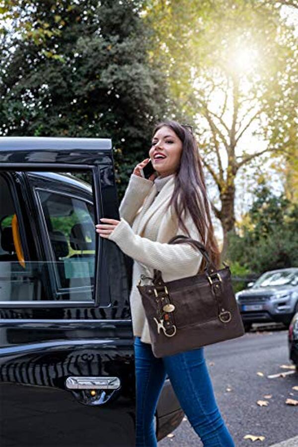 Découvrez notre avis détaillé sur le sac cabas en cuir de Catwalk Collection Gallery : style, qualité et fonctionnalité à la loupe. Un must-have pour les amateurs de maroquinerie.