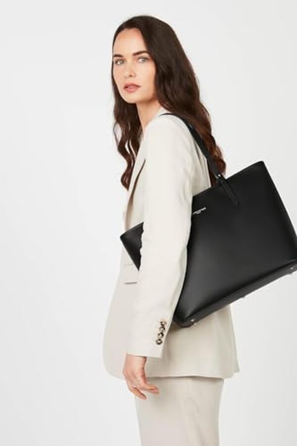 Découvrez notre évaluation du grand sac cabas épaule Smooth de lancaster : design, praticité et style réunis dans un accessoire tendance incontournable.