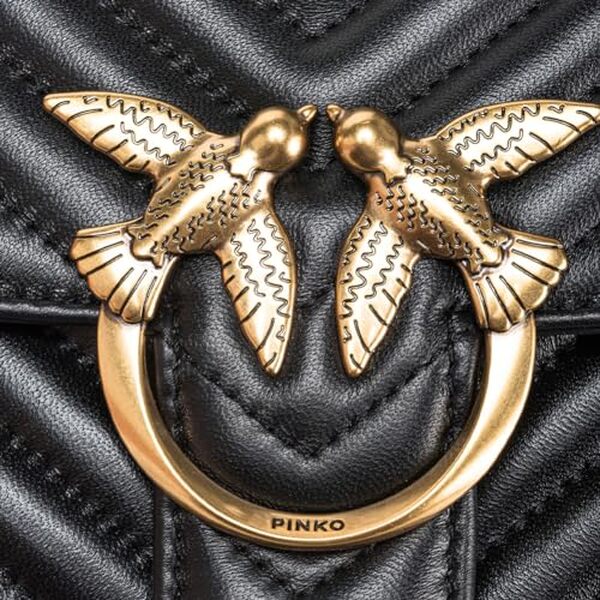 Découvrez notre critique du sac Pinko Love Lady Puff Classic CL noir et or : un accessoire alliant élégance et sophistication pour un style inimitable.