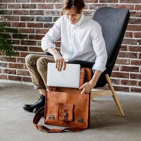 Découvrez notre test du sac bandoulière cuir marron XL Berlin de Berliner Bags : un accessoire alliant style, qualité et praticité pour toutes vos aventures urbaines.