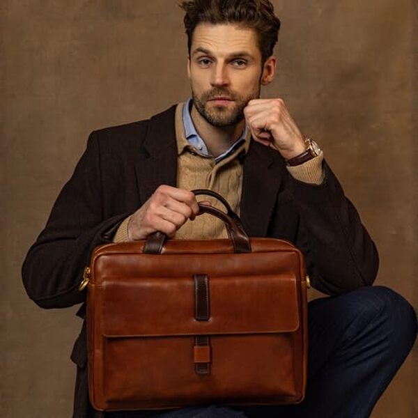 Découvrez l'élégance et la fonctionnalité du porte-documents en cuir Time Resistance, alliant style et praticité pour le professionnel moderne.