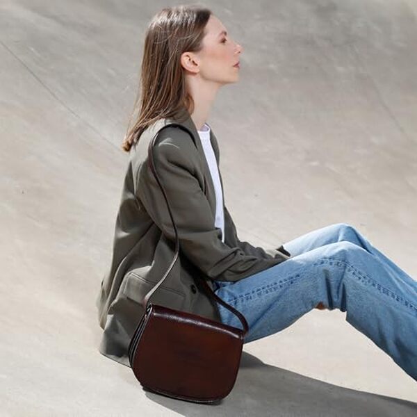 Découvrez notre avis sur le sac à main bandoulière en cuir Time Resistance : un mélange parfait d'élégance rétro et de fonctionnalité moderne. Style inoubliable et qualité incomparable vous attendent.